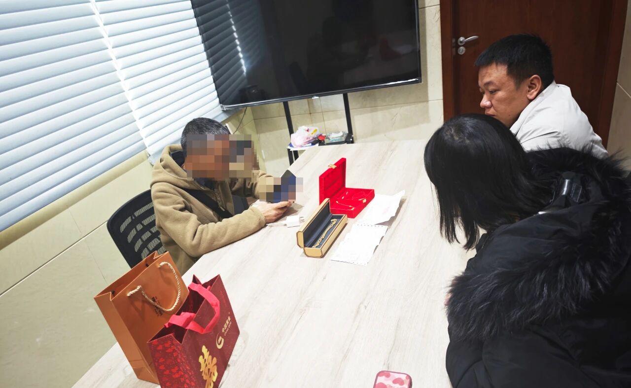 貴陽(yáng)觀山湖民警三小時(shí)苦勸 成功攔截“黃金詐騙”