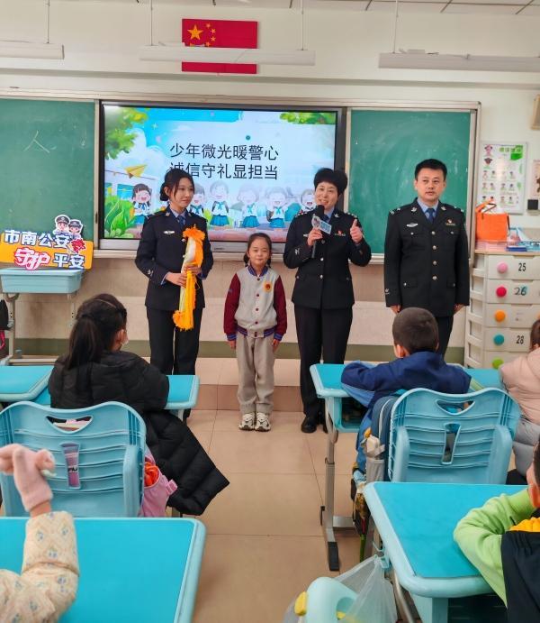 山東青島：少年微光暖警心 誠信守禮顯擔當