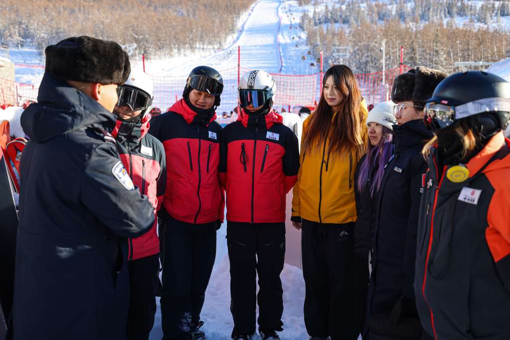 新疆富蘊(yùn)：-30℃，戍邊民警護(hù)航冰雪旅游
